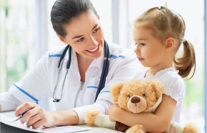 Medica com criança com urso